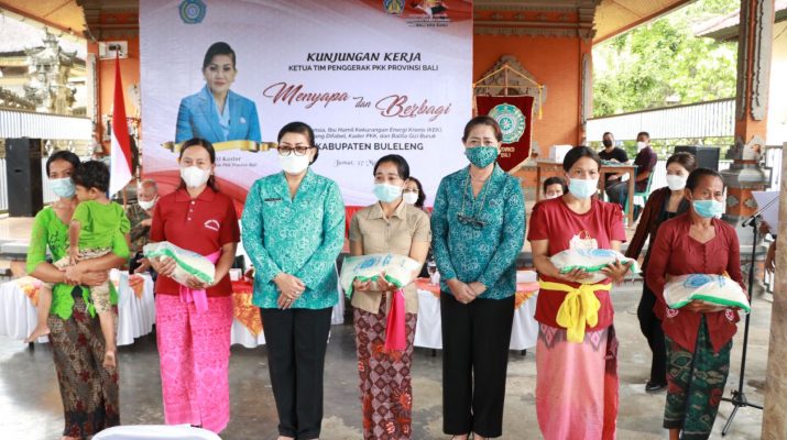 Kunjungan Kerja "Menyapa dan Berbagi" Ketua Tim Penggerak PKK Provinsi Bali Ny. Putri Suastini Koster di Kabupaten Buleleng, Jumat (27/5).