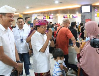 Wisatawan Domestik Antusias Sambut Gubernur Wayan Koster di Terminal Domestik Keberangkatan dan Kedatangan Bandara I Gusti Ngurah Rai