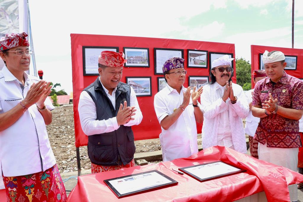 Gubernur Wayan Koster dan Bupati Bangli Meletakan Batu Pertama Pembangunan Pasar Singamandawa Kintamani