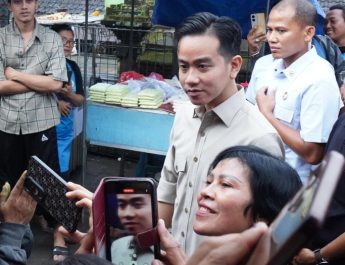 Wapres Gibran Tinjau Harga Bahan Pokok di Pasar Dauh Pala Tabanan