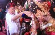 Krama Bali dan Gubernur Koster Tetap Bertahan dibawah Gerimis, Puji Penampilan Gong Kebyar Wanita di PKB XLVII