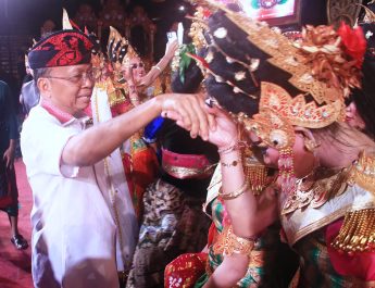 Krama Bali dan Gubernur Koster Tetap Bertahan dibawah Gerimis, Puji Penampilan Gong Kebyar Wanita di PKB XLVII
