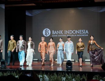 Lembaga Keuangan di Bali Tampilkan Busana Kerja Berbasis Wastra di Dekranasda Bali Fashion Week Day 2