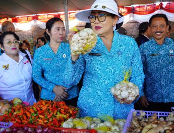 PASAR RAKYAT DI KARANGASEM, PUTRI KOSTER DORONG PRODUK LOKAL DAN BUNGA KASNA TEMUKUS MAKIN BERDAYA