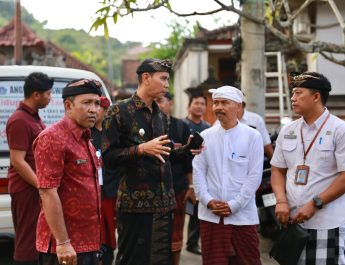 Wabup Tjok Surya Tinjau Rencana Restorasi Pemedal dan Bale Kulkul Pura Penataran Pratisentana Ki Mantri Tutuan Gunaksa
