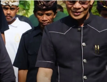 Bupati Satria Salurkan Bantuan Pitra Yadnya Rp95 Juta di Dua Desa Adat Nusa Penida
