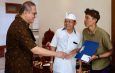 Gubernur Koster Serahkan CSR St Regis untuk Pelestarian Seni dan Budaya Bali