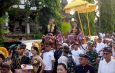 Jaga Peradaban dan Tradisi, Bupati Satria Hadiri Abhiseka Ida Dalem Smara Putra XVI