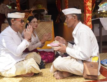 Perkuat Ketahanan Budaya, Bupati Satria dan Wabup Tjok Surya Hadiri Rangkaian Karya di Tiga Pura