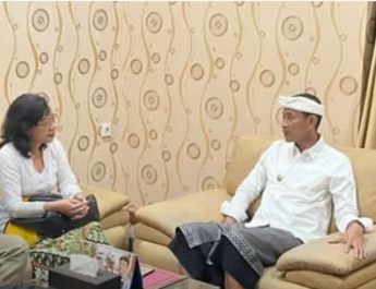 Bupati Satria Salurkan Bantuan Pitra Yadnya Rp95 Juta di Dua Desa Adat Nusa Penida