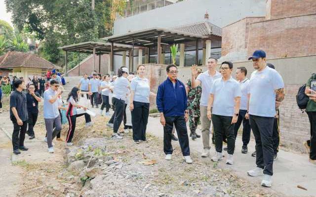 Bupati dan Wakil Bupati Badung bersama peserta aksi bersih lingkungan di Puspem Badung, 9 Oktober 2026.
