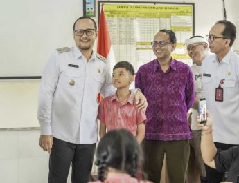 Wakil Bupati Badung bersama siswa dan jajaran sekolah saat peninjauan SD No. 3 Abiansemal, 14 Oktober 2026.
