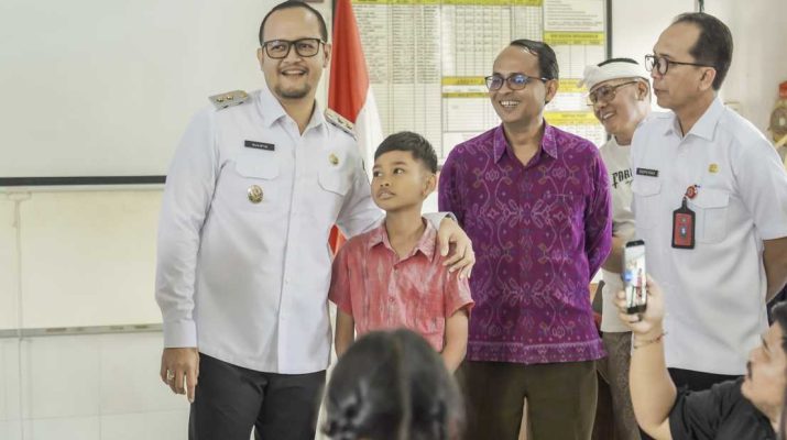 Wakil Bupati Badung bersama siswa dan jajaran sekolah saat peninjauan SD No. 3 Abiansemal, 14 Oktober 2026.