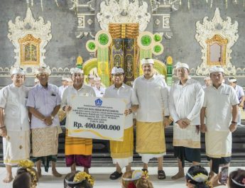Penyerahan hibah upakara Rp400 juta di Banjar Puseh, Desa Adat Sading, 15 Oktober 2026.