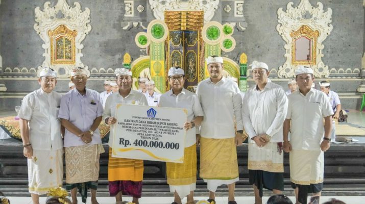 Penyerahan hibah upakara Rp400 juta di Banjar Puseh, Desa Adat Sading, 15 Oktober 2026.
