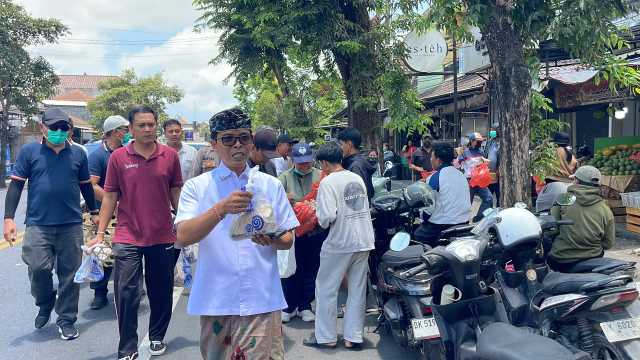 Jajaran Pemkab Badung mendampingi warga yang mengantre BBM di SPBU, 15 Oktober 2026.