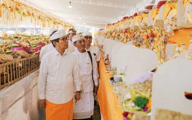 Bupati Badung menghadiri Karya Atma Wedana di Desa Adat Taman, 18 Oktober 2026.