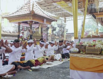 Bupati Badung bersama krama mengikuti rangkaian karya di Pura Pucak Arantaja, 19 Oktober 2026.