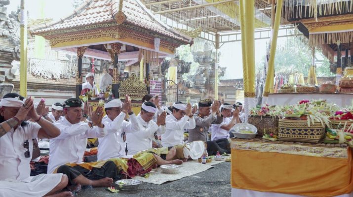 Bupati Badung bersama krama mengikuti rangkaian karya di Pura Pucak Arantaja, 19 Oktober 2026.