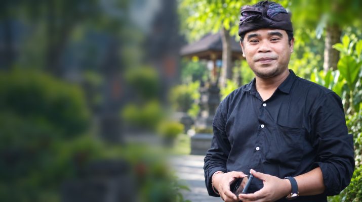 Potret asli Agung Gempa berlatar taman Bali buram, tanpa tulisan dan garis, untuk editorial Bali Membangun