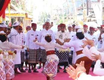 Rombongan pimpinan daerah menghadiri karya di Pura Mundak Sari, Bongan, Tabanan