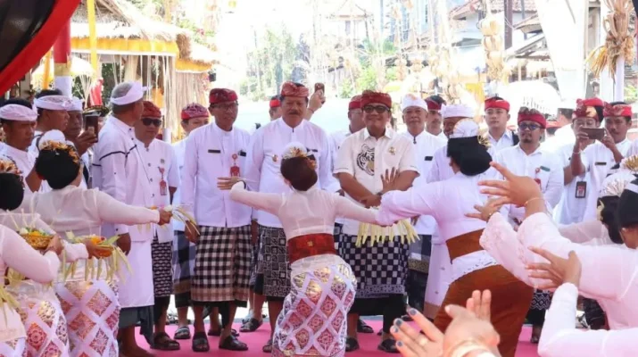 Rombongan pimpinan daerah menghadiri karya di Pura Mundak Sari, Bongan, Tabanan