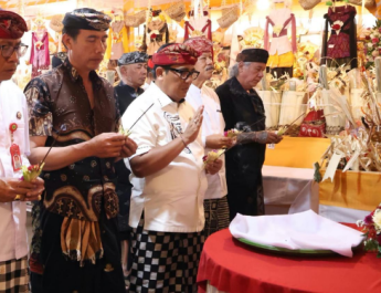 Dokumentasi persembahyangan pada karya Pitra Yadnya di Desa Adat Kembang Merta, Candikuning