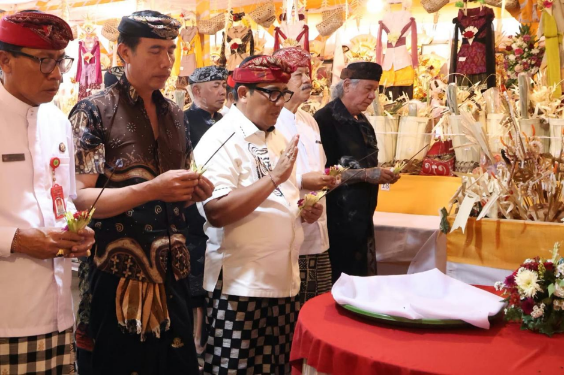 Dokumentasi persembahyangan pada karya Pitra Yadnya di Desa Adat Kembang Merta, Candikuning