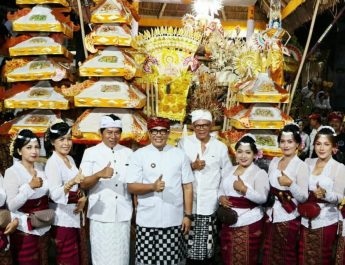 Dokumentasi kegiatan Bupati Tabanan pada karya di Pura Dalem Desa Adat Bajera, Selemadeg
