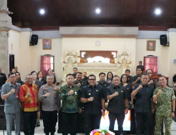 Foto bersama Bupati Tabanan dan unsur DPRD seusai kegiatan pembahasan Ranperda APBD 2027