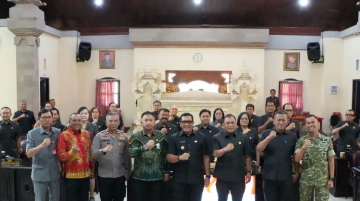 Foto bersama Bupati Tabanan dan unsur DPRD seusai kegiatan pembahasan Ranperda APBD 2027