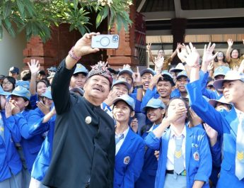 Wakil Bupati Tabanan berfoto bersama pelajar dalam kegiatan Roadshow Orkes di SMA Negeri 1 Kediri