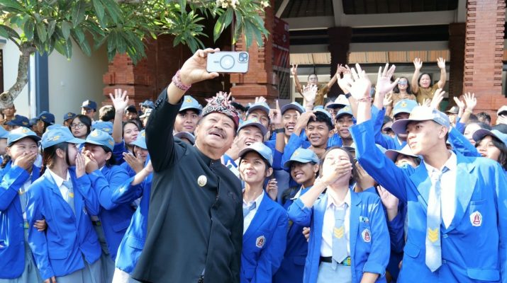 Wakil Bupati Tabanan berfoto bersama pelajar dalam kegiatan Roadshow Orkes di SMA Negeri 1 Kediri