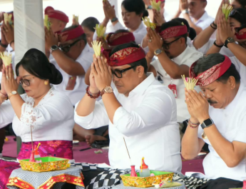 Bupati dan Wakil Bupati Tabanan mengikuti persembahyangan Rahina Tumpek Wayang