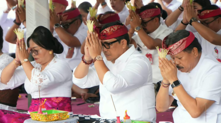 Bupati dan Wakil Bupati Tabanan mengikuti persembahyangan Rahina Tumpek Wayang